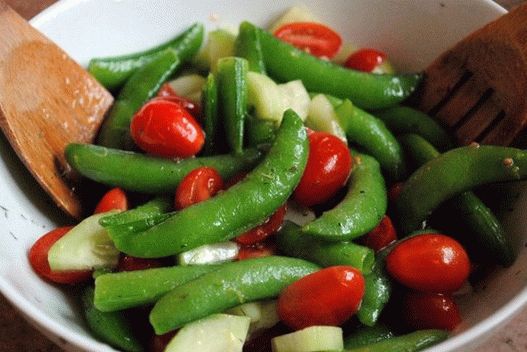 Foto salát z okurky a zeleného hrášku