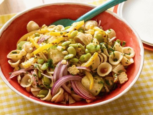 Fotografie z orecchiette těstovinový salát se zeleninou, kukuřicí a fazolemi