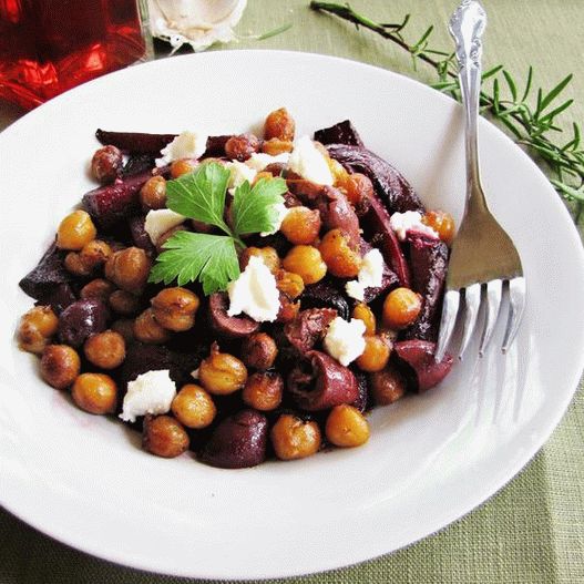 Photo Salát z pečené řepy s cizrnou a červenou cibulkou