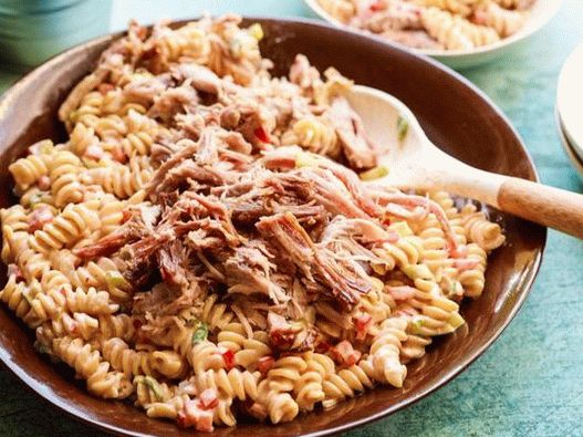 Photo Salát s těstovinami a otrhané vepřové maso na grilování