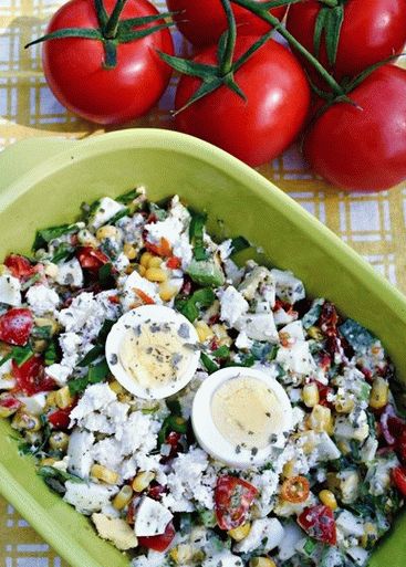 Foto salát s okurkami a šunkou