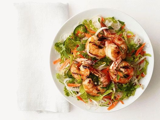 Foto salát s rýžovými nudlemi a grilovanými krevetami