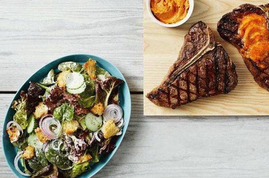 Foto salát se špenátem a dresinkem z modrého sýra