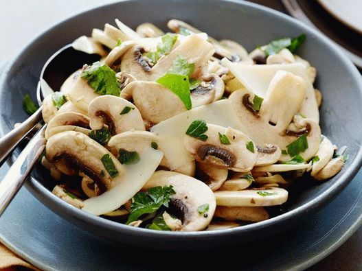 Foto salát s čerstvými houbami a petrželkou