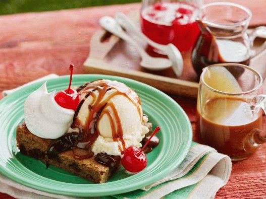 Fotografie z neděle s americkými cookies, zmrzlinou, čokoládou a karamelem