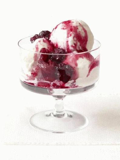 Foto neděle s ostružinami a hrozny