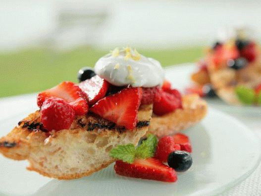 Foto sendvič s ovocem a šlehačkou