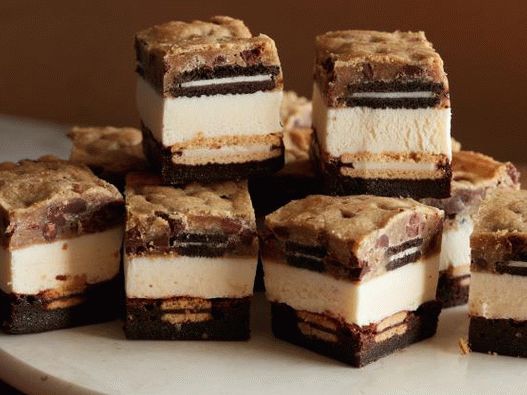 Foto sendviče se zmrzlinou a sušenkami