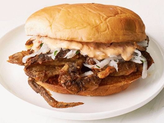 Sendviče s krabím z měkké skořápky a singapurským salátem Sendviče s krabím z měkké skořápky a singapurským salátem