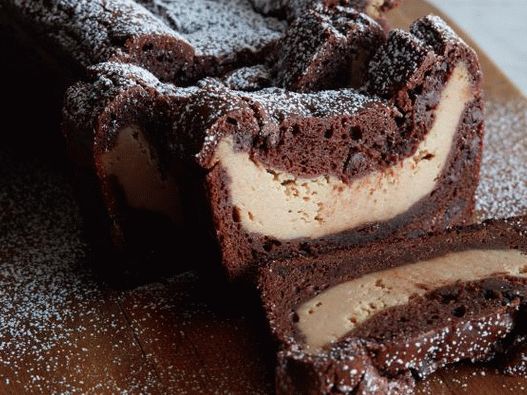 Fotografie Čokoládová rolka s tvarohem a pastou z arašídového másla