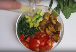 Výdatný salát s houbami a špenátem - 0