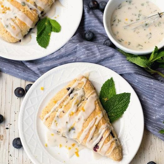 Foto koláčky s borůvkami a oranžovou polevou