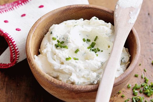 Foto krémová křenová omáčka