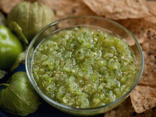 Fotografie ze zeleninové physalis salsa omáčky (salsa verde)