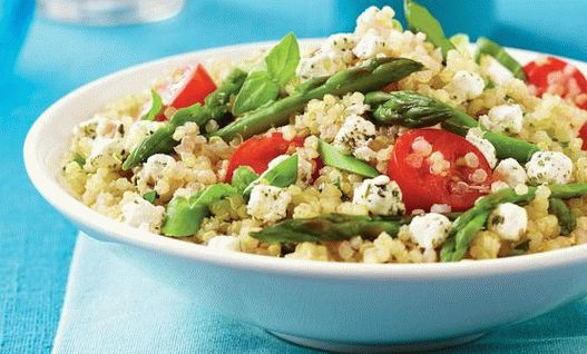 Foto chřest s quinoa salátem a olivami vinaigrette