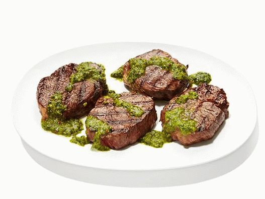 Fotografie z grilovaného hovězího steak s chimichuri omáčkou