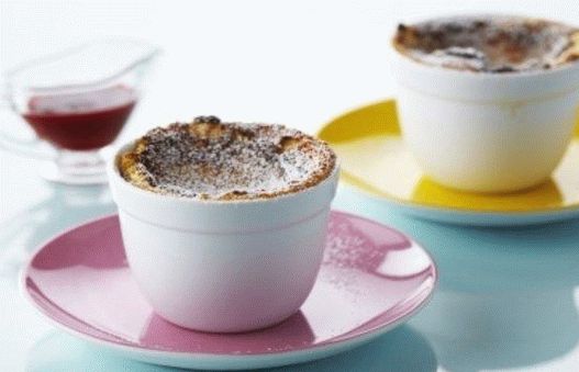 Fotografie z meruňkového džemového sufle s malinovým coolie sirupem