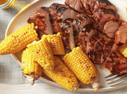 Foto grilovaná vepřová panenka s kukuřicí