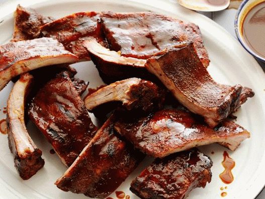 Fotografie z grilovaných vepřových žeber v oranžové marinádě