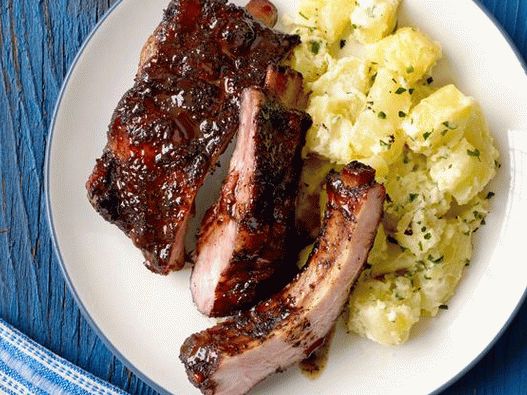 Photo Vepřová žebra ve sladké čajové polevě s bramborem a citronovým salátem