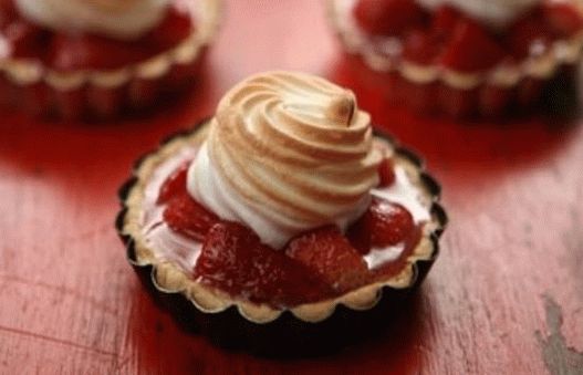 Photo of Tartlets with strawberries and meringues