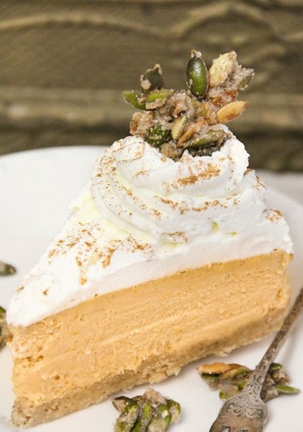 Fotografie z dýňového tvarohového koláče s celozrnným sušenkovým dortem a pekanovými ořechy