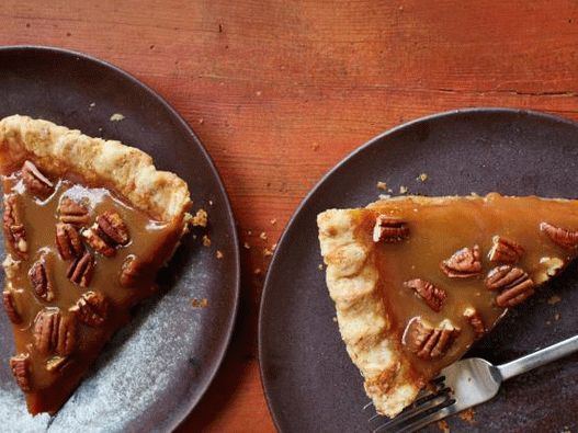 Foto dýňový koláč s karamelem, rande a ořechy