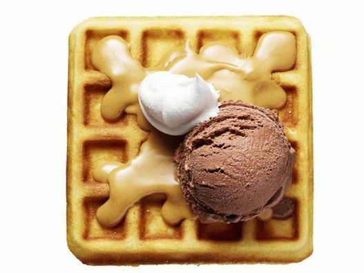 Čokoládová zmrzlina s arašídovou omáčkou