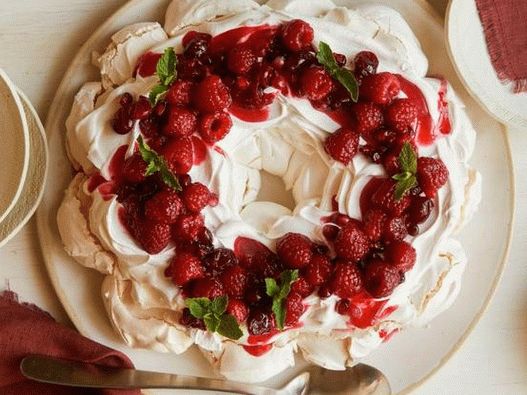 Photo of Meringue Cake - slavnostní pusinový věnec s ovocem