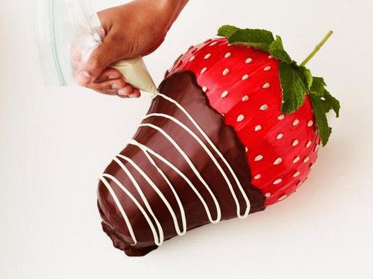 Roztavte bílou čokoládu a ozdobte kličkami Roztavte bílou čokoládu a ozdobte kličkami