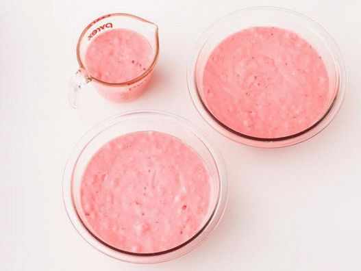 Naplňte odměrku dvěma třetinami těsta, zbytek rozdělte mezi misky.