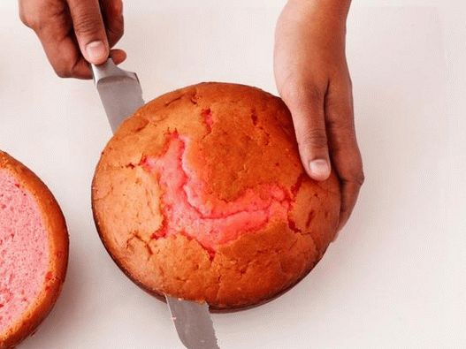 Pomocí vroubkovaného nože zarovnejte horní část koláčků, které jste pečeli v miskách. Pomocí vroubkovaného nože zarovnejte horní část koláčků, které jste pečeli v miskách.