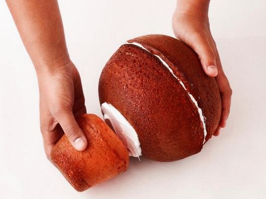 Vyjměte malý hrnek z hrnečku na jedné straně a poté použijte krém k připojení k velkým vrstvám dortu. Vyjměte malý hrnek z hrnečku na jedné straně a poté použijte krém k připojení k velkým vrstvám dortu.