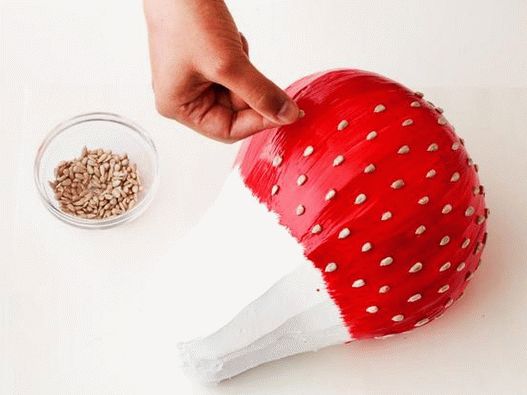 Smíchejte potravinářské barvivo a vanilkový extrakt v malé misce, obalte dort a poté uspořádejte slunečnicová semínka do řad, aby simulovala jahodová semínka. Smíchejte potravinářské barvivo a vanilkový extrakt v malé misce, obalte dort a poté uspořádejte slunečnicová semínka do řad, aby simulovala jahodová semínka.