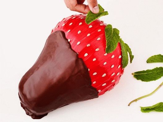 Položte lístky máty na jahody Položte lístky máty na jahody