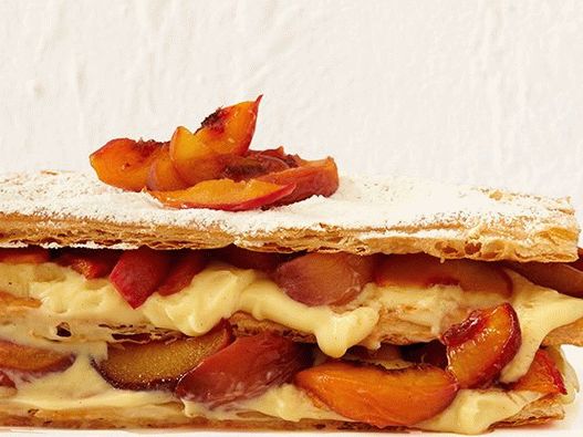 Fotka z Napoleon Cake with Baked Peaches