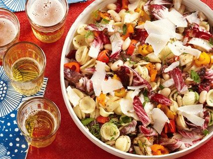 Fotografie z toskánského těstovinového salátu s grilovanou zeleninou