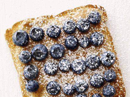 Foto toasty s mandlovou pastou a borůvkami