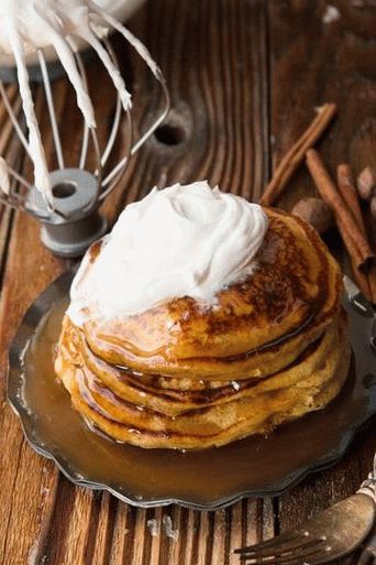 Fotografie z tvarohu a dýňové palačinky s karamelovou omáčkou