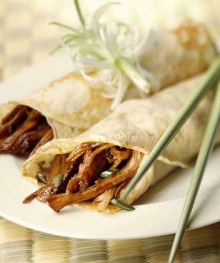 Foto kachna v oranžové glazuře s pikantními palačinkami