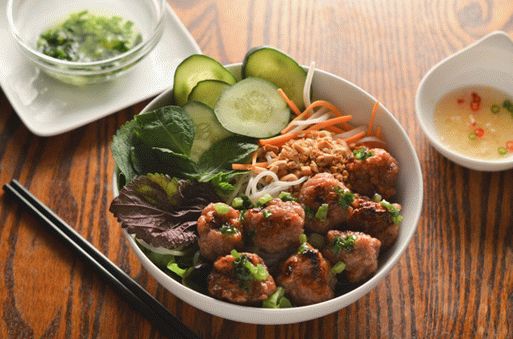 Fotka z vietnamských vepřových karbanátek (Nem Nuong) s rybí omáčkou