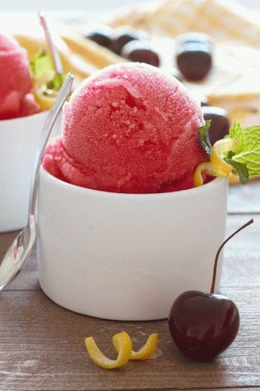 Foto třešňový sorbet s palačinkami