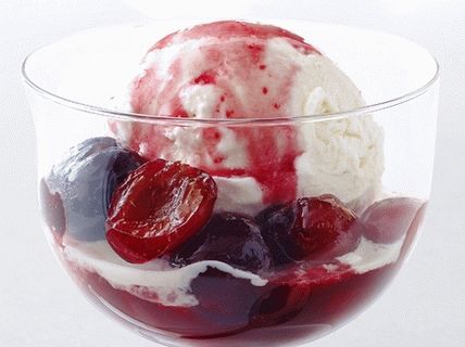 Photo Cherry flambe s rumem