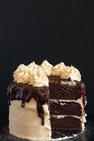 Photo Wet Chocolate Cake with Vanilla Butter Cream