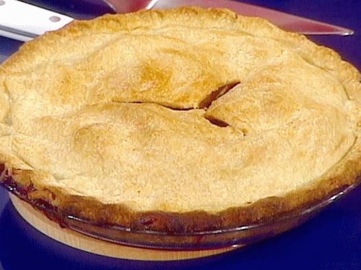 Foto uzavřený broskev-borůvkový koláč