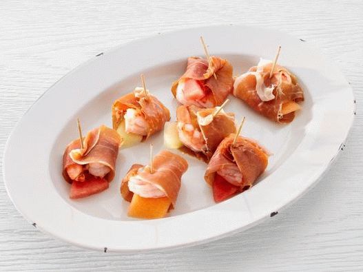 Foto předkrm melounu a krevet zabalený v šunce prosciutto