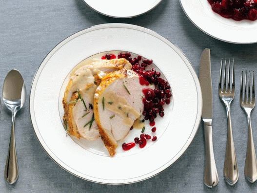 Photo Pečená krůtí prsa se smetanovou omáčkou a brusinkovou granátovou omáčkou