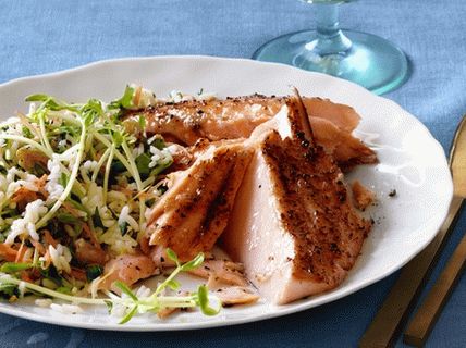 Fotografie z pečeného lososa na cedrové prkně v javorové zázvorové glazuře