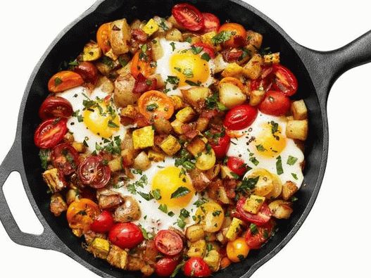 Foto smažené brambory se slaninou, cuketou a smaženými vejci