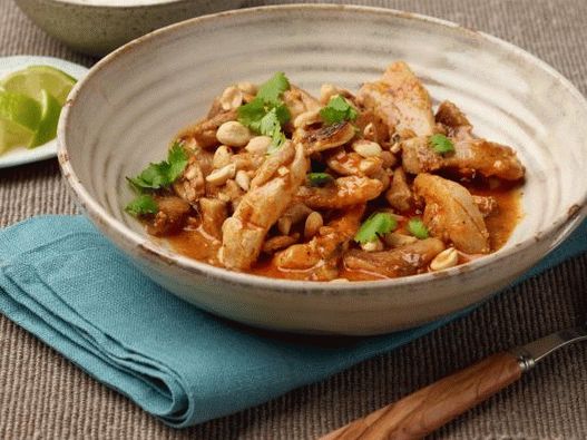 Fotografie z kuřecího masa s pikantní kari omáčkou